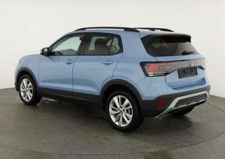 Schräge Frontansicht auf einen Volkswagen T-Cross , freigestellt