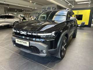 Schräge Frontansicht auf einen Dacia Duster , freigestellt