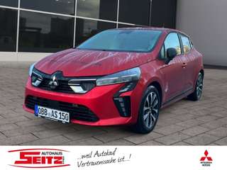 Schräge Frontansicht auf einen Mitsubishi Colt , freigestellt
