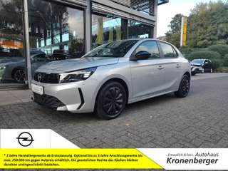 Schräge Frontansicht auf einen Opel Corsa , freigestellt