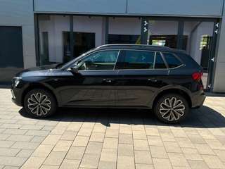 Schräge Frontansicht auf einen Skoda Kamiq , freigestellt