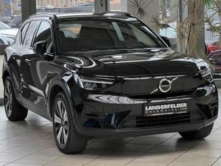 Schräge Frontansicht auf einen Volvo XC40 , freigestellt