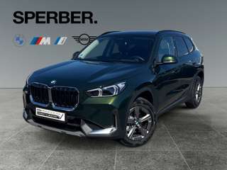 Schräge Frontansicht auf einen BMW X1 , freigestellt