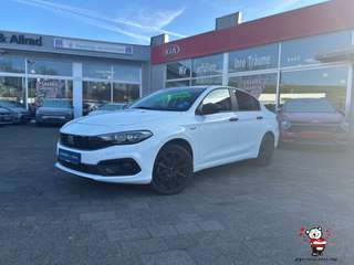 Schräge Frontansicht auf einen Fiat Tipo , freigestellt
