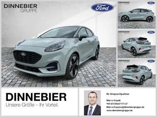 Schräge Frontansicht auf einen Ford Puma , freigestellt