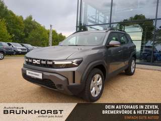 Schräge Frontansicht auf einen Dacia Duster , freigestellt