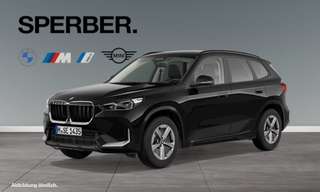 Schräge Frontansicht auf einen BMW X1 , freigestellt