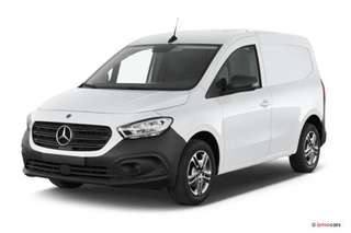 Schräge Frontansicht auf einen Mercedes-Benz Citan , freigestellt