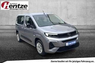 Schräge Frontansicht auf einen Opel Combo , freigestellt