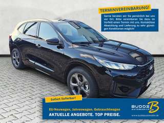 Schräge Frontansicht auf einen Ford Kuga , freigestellt