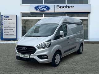 Schräge Frontansicht auf einen Ford Transit Custom , freigestellt