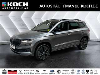 Schräge Frontansicht auf einen Skoda Karoq , freigestellt