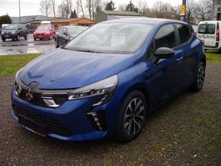 Schräge Frontansicht auf einen Mitsubishi Colt , freigestellt