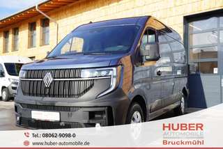 Schräge Frontansicht auf einen Renault Master , freigestellt