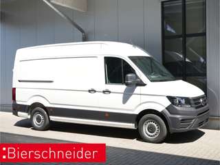 Schräge Frontansicht auf einen Volkswagen Crafter , freigestellt