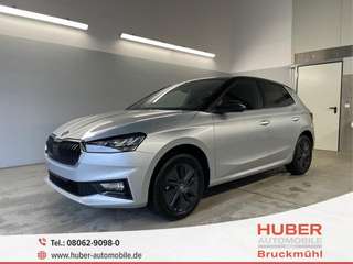 Schräge Frontansicht auf einen Skoda Fabia , freigestellt