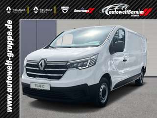 Schräge Frontansicht auf einen Renault Trafic , freigestellt