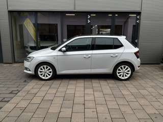 Schräge Frontansicht auf einen Skoda Fabia , freigestellt