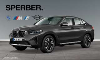 Schräge Frontansicht auf einen BMW X4 , freigestellt