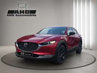 Schräge Frontansicht auf einen Mazda CX-30 , freigestellt