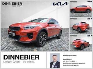 Schräge Frontansicht auf einen Kia XCeed , freigestellt