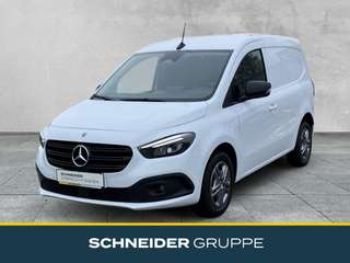 Schräge Frontansicht auf einen Mercedes-Benz Citan , freigestellt