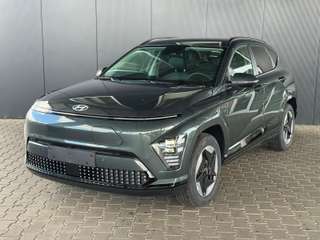 Schräge Frontansicht auf einen Hyundai Kona Elektro , freigestellt