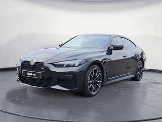 Schräge Frontansicht auf einen BMW 4er-Reihe , freigestellt