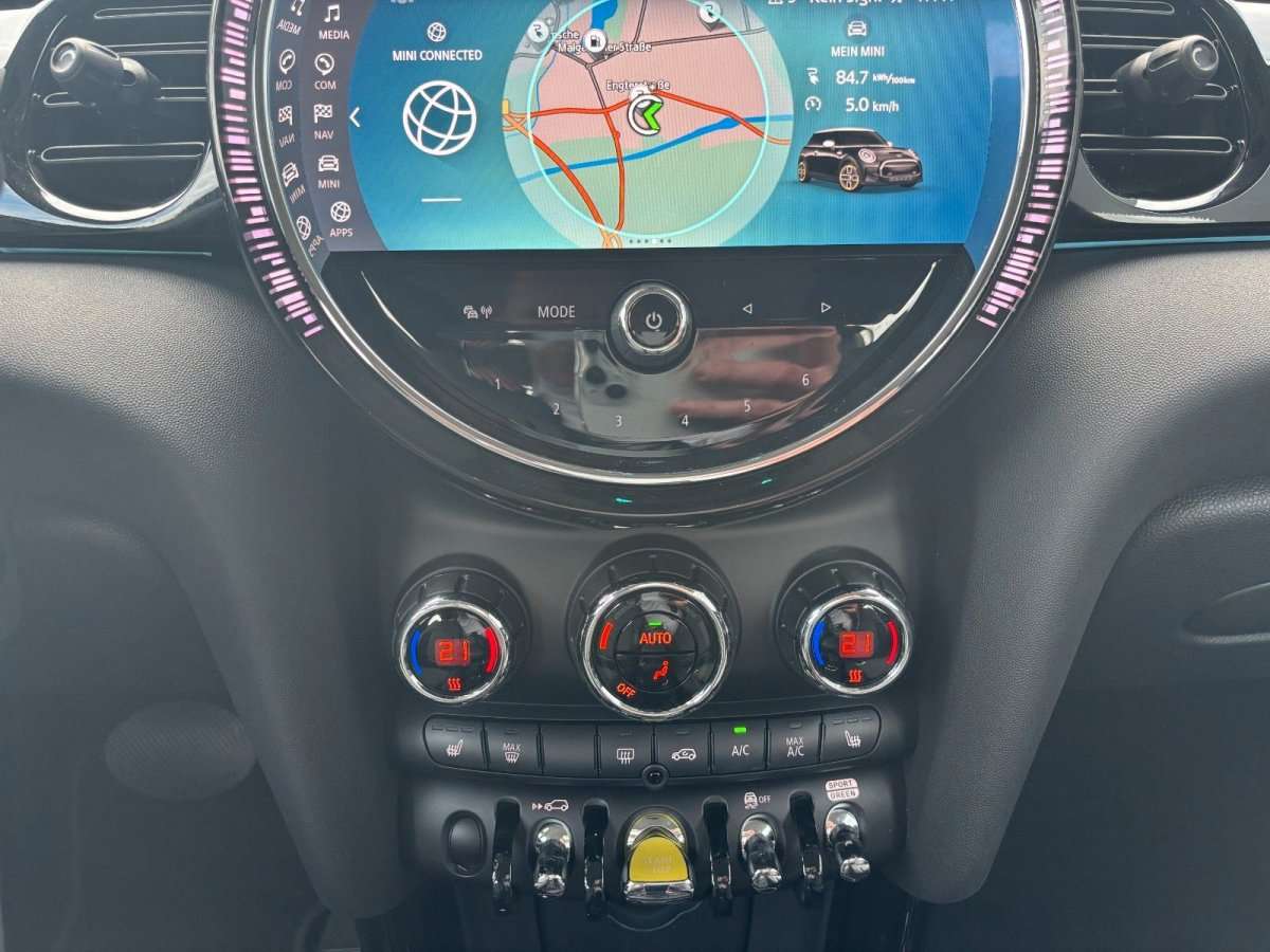 Fahrzeugbild eines MINI COOPER SE