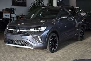 Schräge Frontansicht auf einen Volkswagen T-Cross , freigestellt