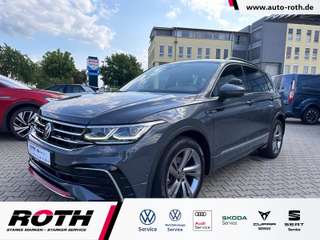 Schräge Frontansicht auf einen Volkswagen Tiguan , freigestellt