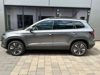 Schräge Frontansicht auf einen Skoda Karoq , freigestellt