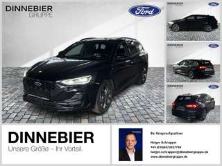 Schräge Frontansicht auf einen Ford Focus , freigestellt