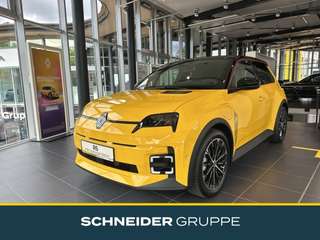 Schräge Frontansicht auf einen Renault 5 E-TECH , freigestellt