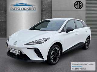 Schräge Frontansicht auf einen MG MG4 , freigestellt