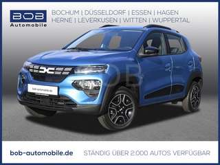Schräge Frontansicht auf einen Dacia Spring , freigestellt