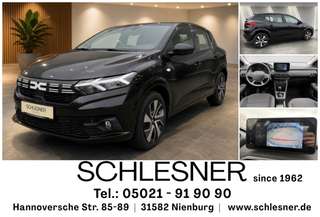 Schräge Frontansicht auf einen Dacia Sandero , freigestellt