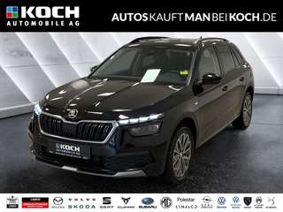 Schräge Frontansicht auf einen Skoda Kamiq , freigestellt