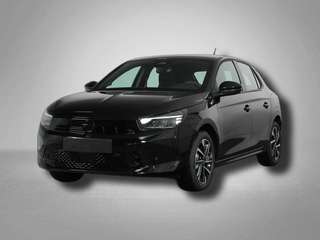 Schräge Frontansicht auf einen Opel Corsa , freigestellt