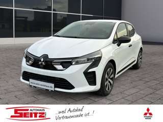 Schräge Frontansicht auf einen Mitsubishi Colt , freigestellt