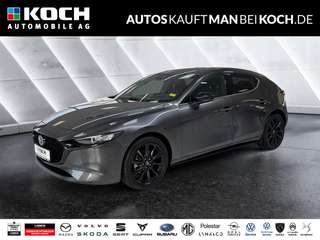 Schräge Frontansicht auf einen Mazda Mazda3 , freigestellt