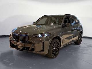 Schräge Frontansicht auf einen BMW X5 , freigestellt