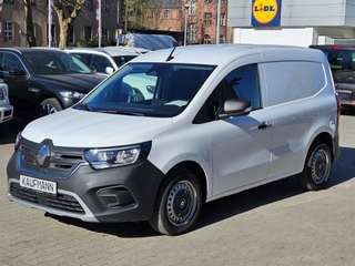 Schräge Frontansicht auf einen Renault Kangoo , freigestellt