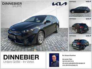 Schräge Frontansicht auf einen Kia cee'd , freigestellt