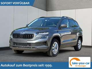 Schräge Frontansicht auf einen Skoda Karoq , freigestellt