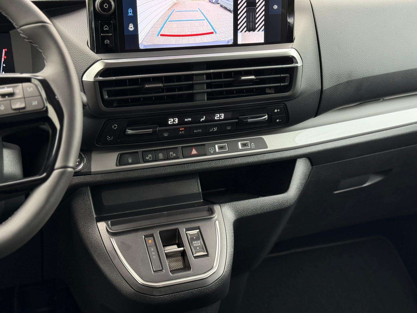 Fahrzeugbild eines Peugeot Traveller