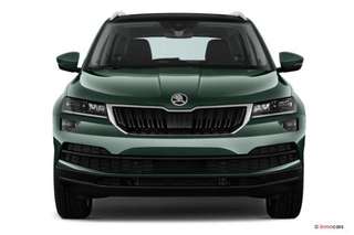 Schräge Frontansicht auf einen Skoda Karoq , freigestellt