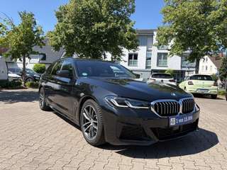 Schräge Frontansicht auf einen BMW 5er-Reihe , freigestellt