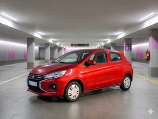 Schräge Frontansicht auf einen Mitsubishi Space Star , freigestellt