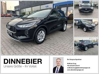 Schräge Frontansicht auf einen Ford Kuga , freigestellt